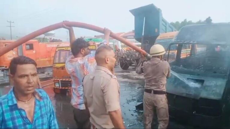घटना: संयुक्त यात्रा बस टर्मिनल पार्किंग मे धूँधूँ कर जलने लगी बसें…