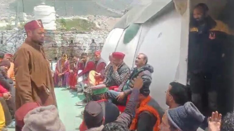 Breaking: केदारनाथ धाम में तीर्थ पुरोहितों ने राज्य सूचना आयोग सचिव को घेरा…