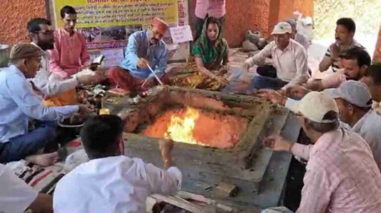 धर्म: पानी की किल्ल्त दूर करने को लेकर ग्रामीणों ने किया बुद्धि शुद्धि यज्ञ…