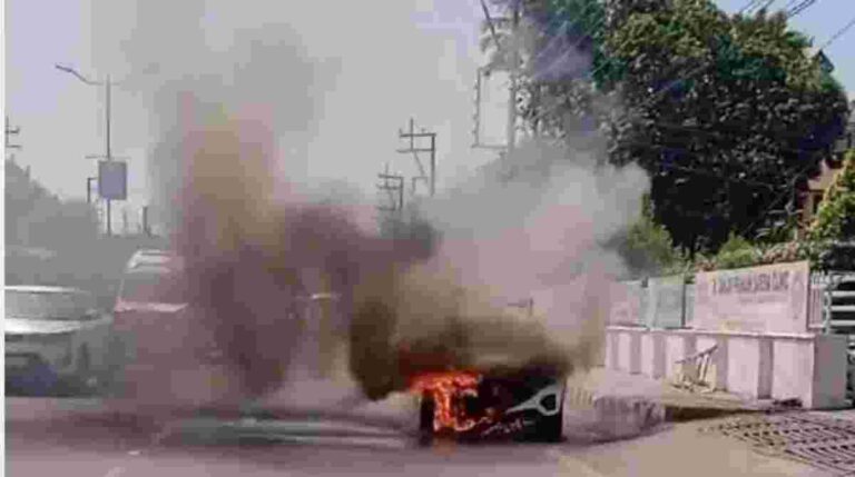 हादसा: विधानसभा के आगे कार मे लगी आग हड़कंप…