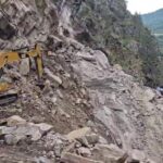 लैंडस्लाइड: बद्रीनाथ हाइवे पर दरकी चट्टान, मार्ग पूर्ण रूप से बंद…