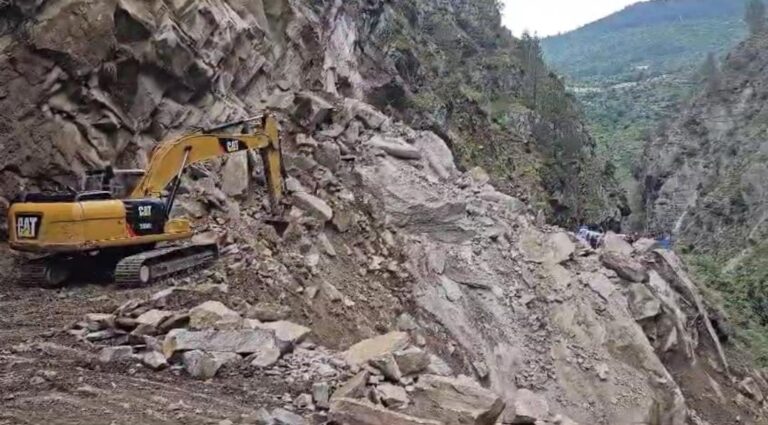 लैंडस्लाइड: बद्रीनाथ हाइवे पर दरकी चट्टान, मार्ग पूर्ण रूप से बंद…