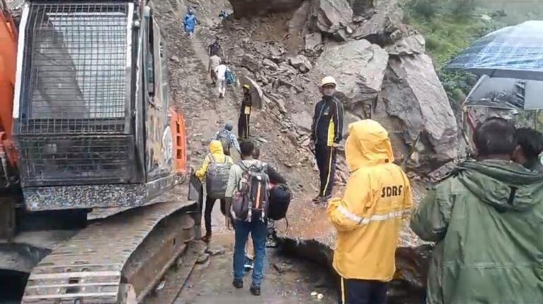 राहत: बदरीनाथ हाईवे जोशीमठ चुंगीधार के समीप पैदल आवाजाही के लिए खुला, लोगों ने ली राहत की सांस…
