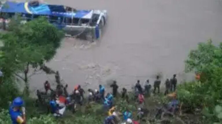हादसा: नेपाल नदी मे समाई यात्रियों की बस 63 लोग थे सवार,बचाव कार्य जारी…
