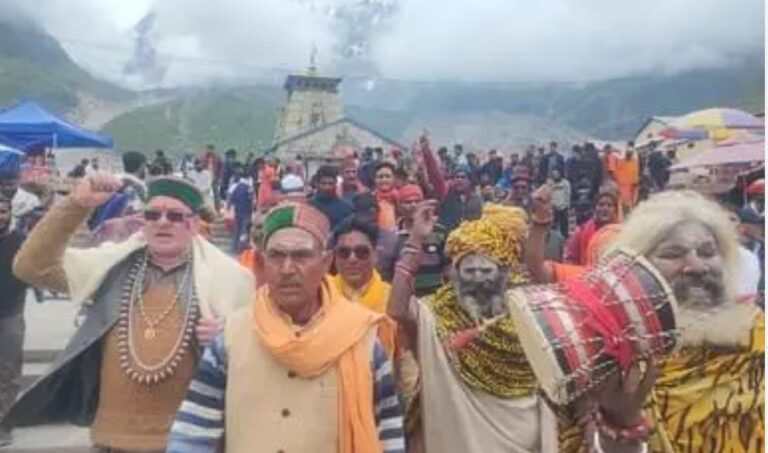 विरोध: दिल्ली मे बन रहे केदारनाथ मंदिर के विरोध मे तीर्थ पुरोहित…
