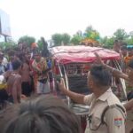 उपद्रव: कांवड़ियों ने जमकर काटा बवाल,ई रिक्शा और ट्रक में की जमकर तोड़फोड़…