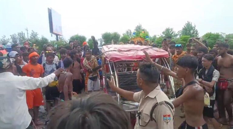 उपद्रव: कांवड़ियों ने जमकर काटा बवाल,ई रिक्शा और ट्रक में की जमकर तोड़फोड़…