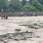 मैक्स वाहन तेज बहाव में बहने से एक महिला की दुखद मौत, कई घायल…