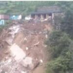 आपदा: यंहा भरभरा कर गिर पड़ा 16 कमरों का मकान और दुकान…