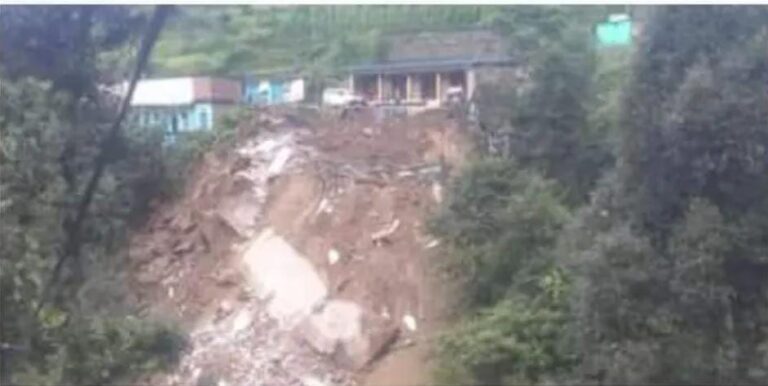 आपदा: यंहा भरभरा कर गिर पड़ा 16 कमरों का मकान और दुकान…