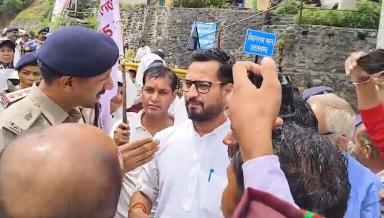 विरोध: गैरसैण विधान सभा किया कूच कर रहे प्रदर्शनकरियो को पुलिस ने रोका…