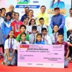 सौंपे: CM ने खिलाड़ियों को दिए लाखों के चेक, किया सम्मान…