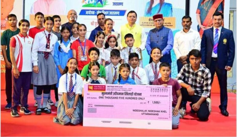 सौंपे: CM ने खिलाड़ियों को दिए लाखों के चेक, किया सम्मान…