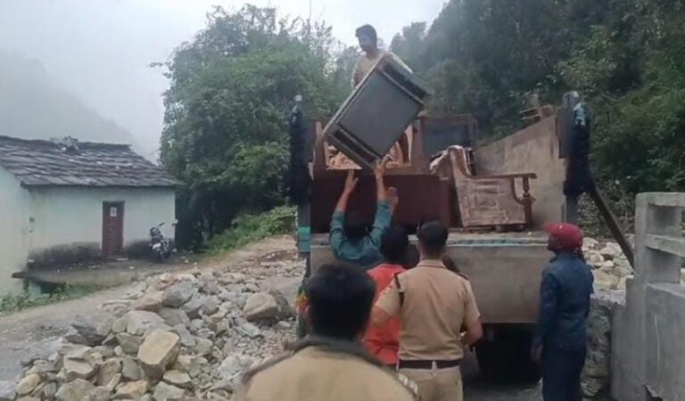 कार्रवाई: दुष्कर्म मामले मे फरार चल रहे पूर्व भाजपा नेता के घर की हुई कुर्की…