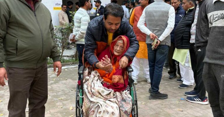 113 वर्षीय राम भजन माता ने वोट डालकर दिया मतदाता जागरूकता का संदेश