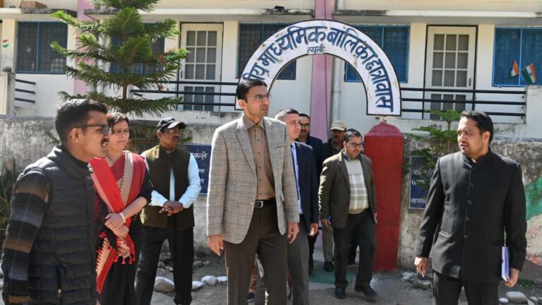 सीएम के सकंल्प, शिक्षा एवं स्वास्थ्य सेवाओं को सुगम बनाने में जुटे डीएम…