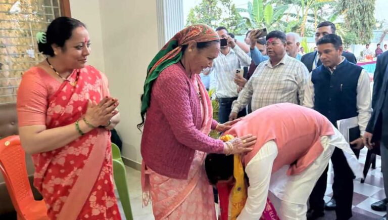 मुख्यमंत्री धामी ने खटीमा स्थित आवास में स्थानीय लोगों के साथ होली मनाई…