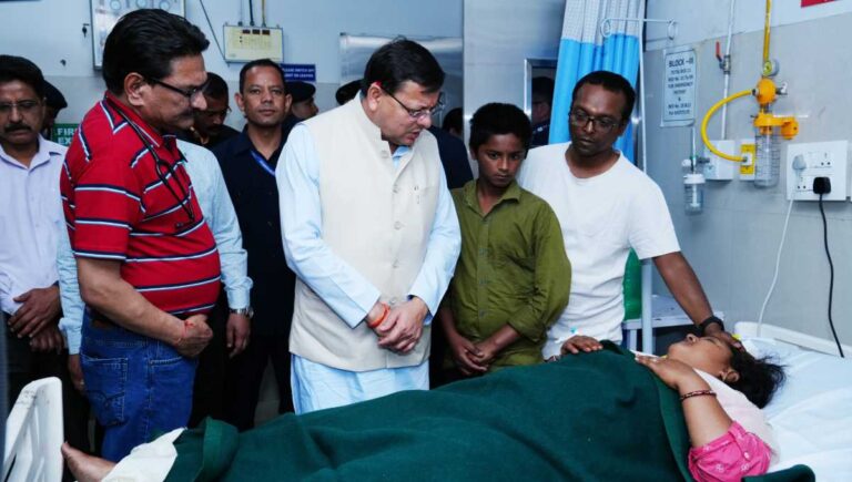 मुख्यमंत्री धामी ने कोरोनेशन अस्पताल पहुंचकर फूड प्वाइजनिंग से बीमार लोगों को हाल चाल जाना…