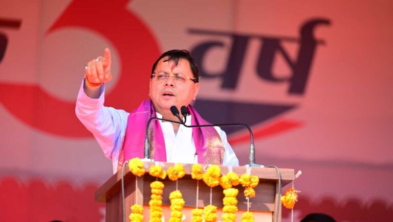 मुख्यमंत्री का भव्य रोड शो में  जनप्रतिनिधियों, जनता ने फूल वर्षा व पुष्प मालाओं से किया स्वागत