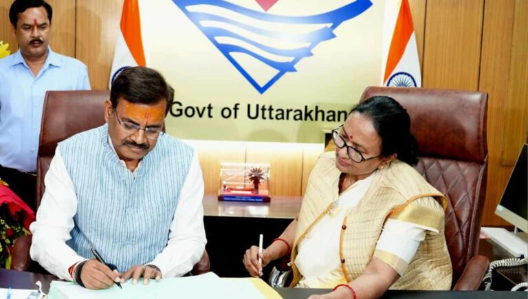 नवनियुक्त मुख्य सचिव आनन्द बर्द्धन ने पदभार ग्रहण किया