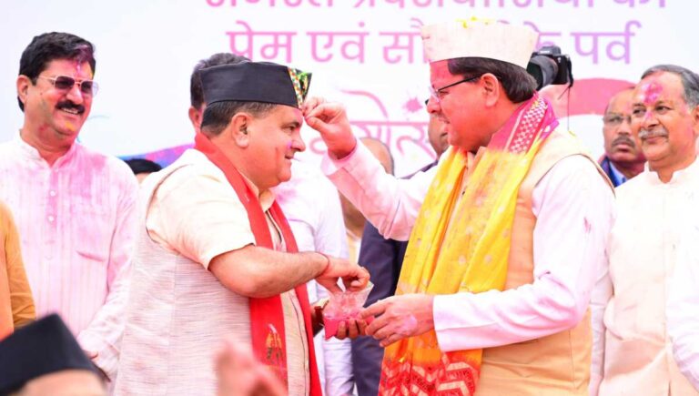 भाजपा मुख्यालय मे बिखरे होली के रंग, सीएम सहित वरिष्ठ नेताओं ने की शिरकत