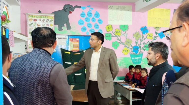 डीएम ने मौके पर ही 3 नवीन कक्षा कक्ष निर्माण,  बाउंड्रीवॉल, रसोईघर टाइल को दी स्वीकृति