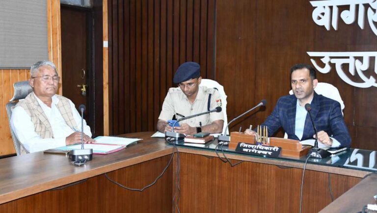 डीएम आशीष भटगांई ने की मादक पदार्थों की निगरानी के लिए गठित समिति की बैठक