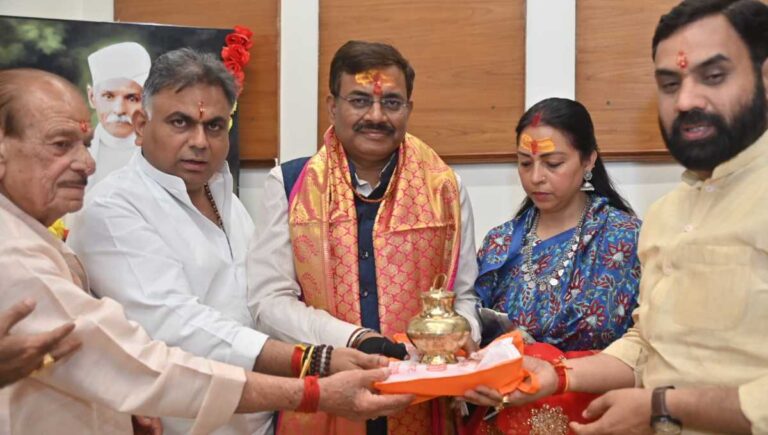 मुख्य सचिव आनन्द बर्द्धन ने चारधाम यात्रा की तैयारियों को लेकर हरिद्वार में अधिकारियों के साथ बैठक की