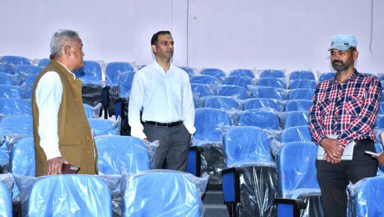 जिलाधिकारी ने विकास भवन समीप स्थित ऑडिटोरियम का किया निरीक्षण, गुणवत्तापूर्ण कार्य के दिए निर्देश