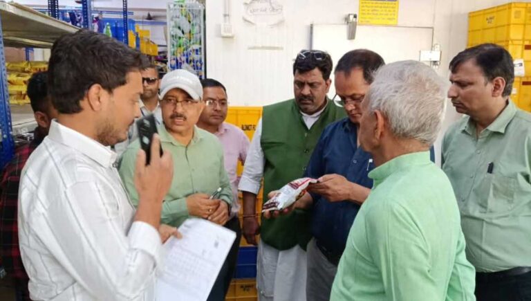 ब्लिंकिट के दो स्टोरों पर एफडीए की बड़ी कार्रवाई, एक्सपायरी ब्रेड और बिना तिथि वाले चिप्स बरामद