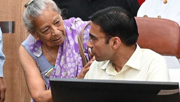 बुजुर्ग की 10 वर्षों से चली आ रही पेयजल समस्या, एक्सियन से मौके पर ही कराई लिखित में निस्तारित