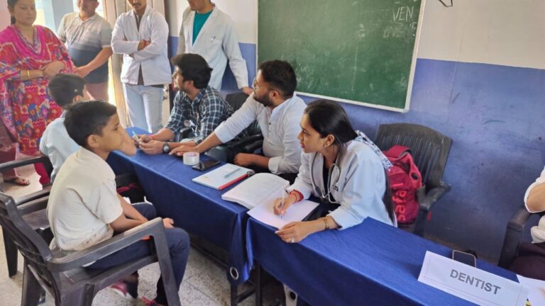 बैसाखी के पावन अवसर पर श्रीनगर गढ़वाल में हुआ स्वास्थ्य शिविर, 150 मरीजों की हुई जांच