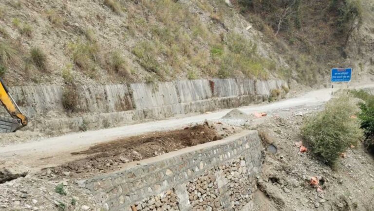 15 मई तक हरहाल में पूर्ण हो मसूरी-किमाड़ी मोटर मार्ग कार्यः डीएम