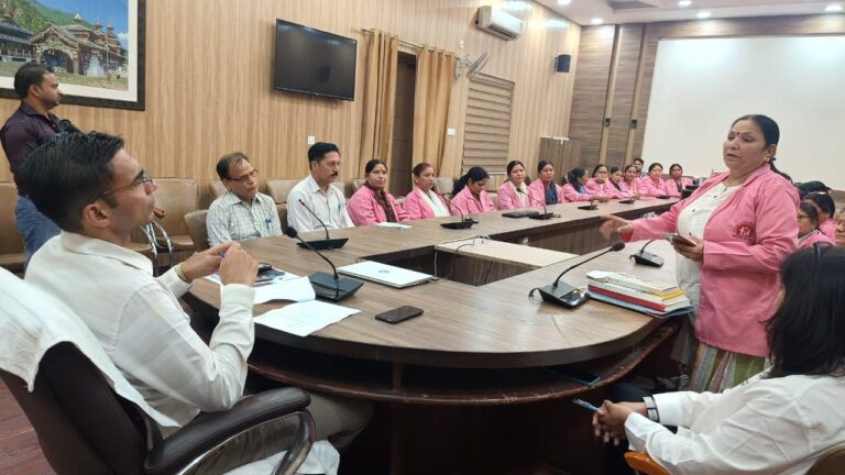 स्वास्थ्य के अग्रणी अमले संग डीएम ने किया धैर्ययुक्त संवादः आशाओं की जानी समस्या