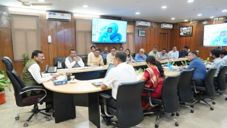 मुख्य सचिव आनन्द बर्द्धन ने बुधवार को सचिवालय में बीएसएनएल, एयरटेल एवं जियो नेटवर्क के राज्य स्तरीय अधिकारियों के साथ बैठक की