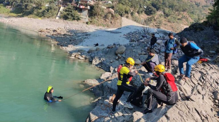 Rishikesh आने वाले पर्यटकों के हाथ लगेगी मायूसी, कई गंगा घाटों पर पुलिस ने लगाई रोक