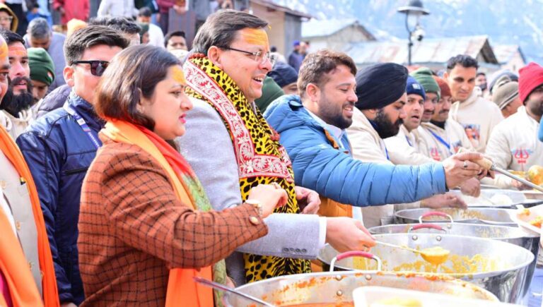 केदारनाथ में मुख्य सेवक भंडारा में मुख्यमंत्री ने श्रद्धालुओं को वितरित किया प्रसाद