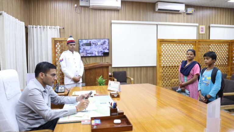 विधवा मॉ के बेटे कृष्णा को मिला स्कूल में दाखिला