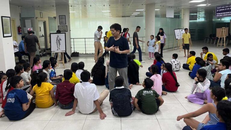 दून पुस्तकालय में  डॉ.सुवर्ण रावत ने बच्चों को सिखाये रंगमंच के गुर