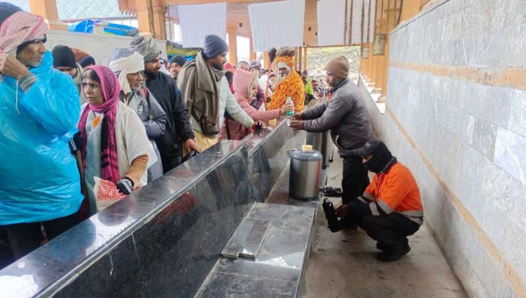 केदारनाथ धाम में तीर्थ यात्रियों को मिल रही राहत, आस्था पथ पर सुलभ कर्मियों की विशेष सेवा