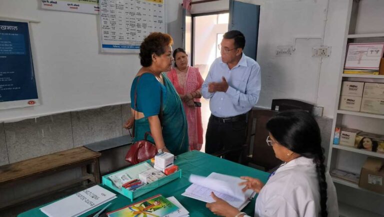 निदेशक, गढ़वाल मण्डल डॉ0 शिखा जंगपांगी ने सामुदायिक स्वास्थ्य केन्द्र मोरी का निरीक्षण किया