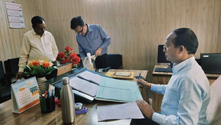 अपर जिलाधिकारी पीएल शाह ने किया शिक्षा विभाग कार्यालय उत्तरकाशी का औचक निरीक्षण