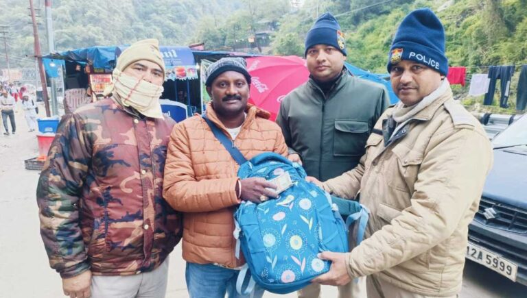 केदारनाथ धाम यात्रा पर आये श्रद्धालु का खोया हुआ बैग जिसमें ₹40 हजार रखे थे, को सकुशल बरामद कर किया गया वापस