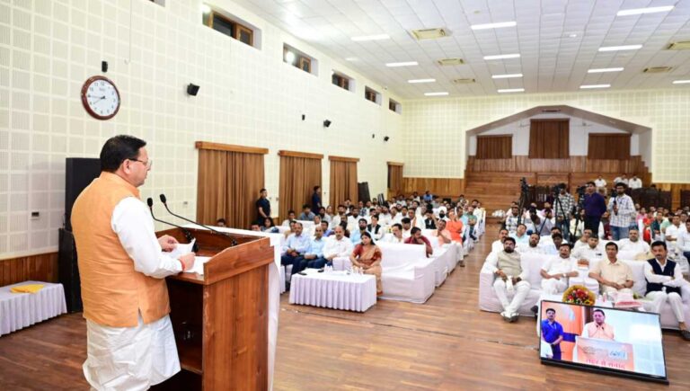 सीएम धामी ने नगर निगम महापौर एवं नगर पालिका अध्यक्षों से संवाद किया