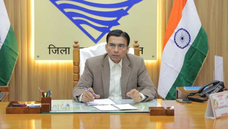 ऑन द स्पॉट की दिव्यांग महिला की पेंशन स्वीकृत, निःशुल्क उपलब्ध कराई व्हीलचेयर