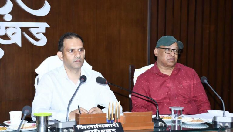 जिलाधिकारी आशीष भटगांई ने मुख्यमंत्री द्वारा की गई घोषणाओं की समीक्षा बैठक की