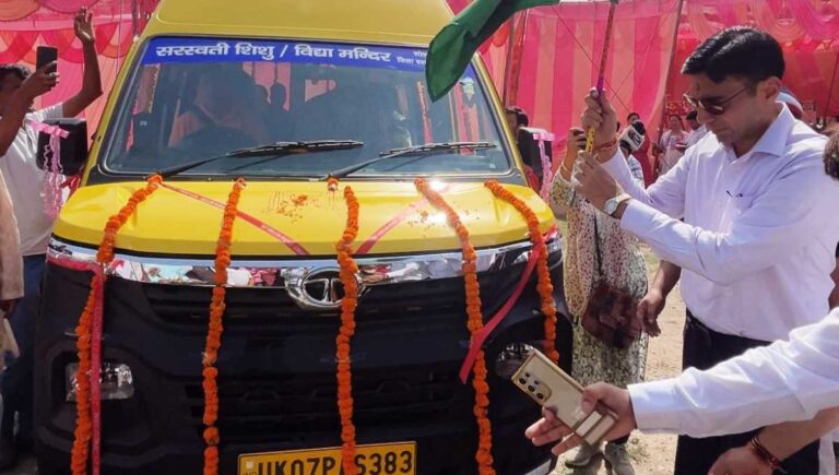 बेहतर शिक्षा के लिए जिला प्रशासन की पहलः सरस्वती शिशु विद्या मंदिर भोगपुर को नवीन स्कूल बस का तोहफा