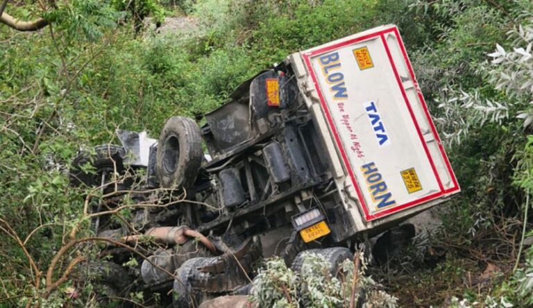 सड़क की दीवार बैठने के कारण 50 मीटर खाई में जा गिरा ट्रक