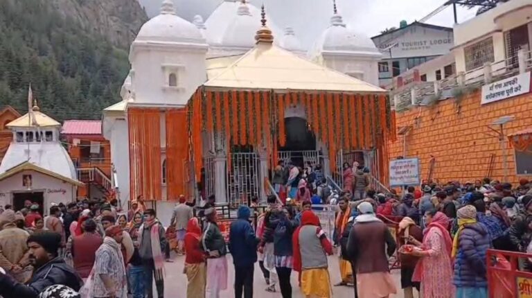 गंगोत्री धाम में तीर्थयात्रियों की संख्या में निरंतर वृद्धि, श्रद्धालुओं ने गंगा घाटों पर आस्था की डुबकी लगाईं