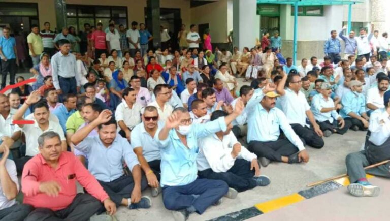 तीन माह से वेतन न मिलने से गुस्साए उपनल कर्मियों का दो घंटे का कार्य बहिष्कार आज मंगलवार को भी जारी रहा
